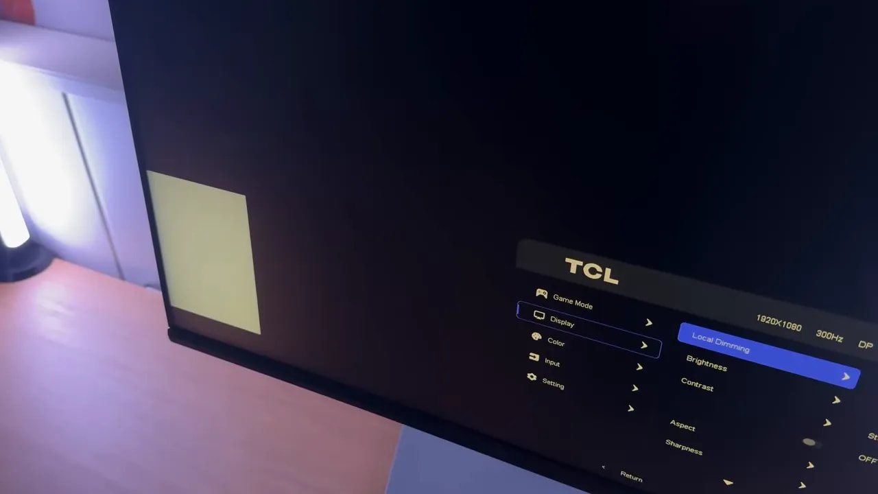 Menú OSD del TCL 25G64 mostrando Local Dimming, brillo y contraste desde un lateral