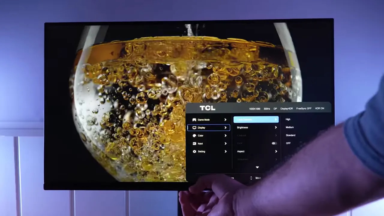 OSD del TCL 25G64 mostrando el ajuste de local dimming mientras se realiza una prueba de contraste