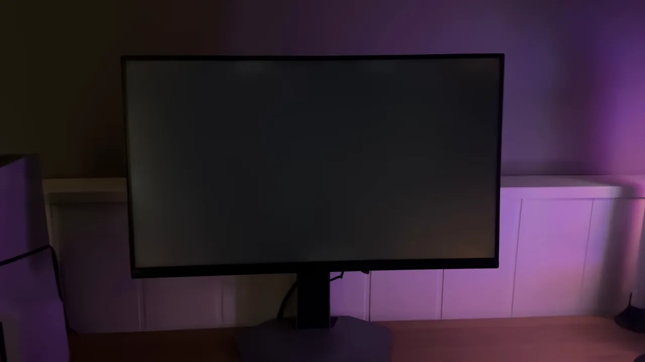 Pantalla oscura del monitor TCL 25G64 en el escritorio, útil para valorar uniformidad y posibles fugas