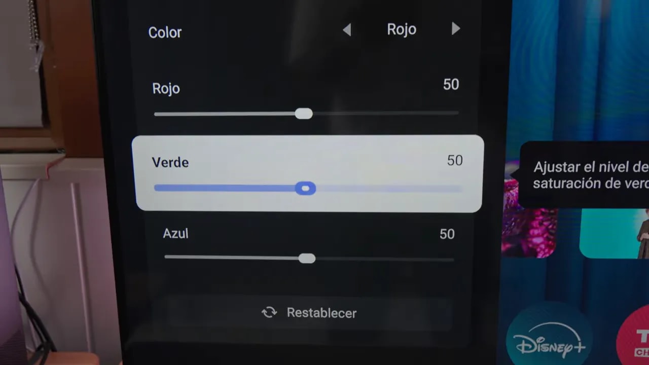 Ajustes de color (rojo, verde y azul) en la TCL 55C6K con controles en pantalla