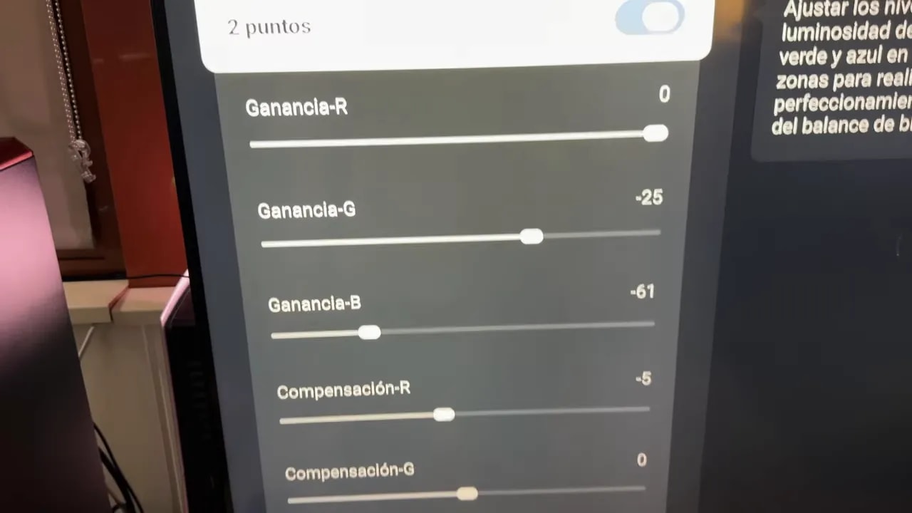 Ajuste de balance de blancos en 2 puntos con controles de ganancia R, G y B en la TCL