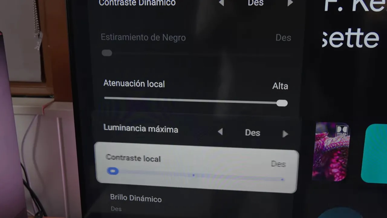 Menú de configuración con atenuación local en Alta, luminancia máxima y contraste local en la TCL C6K