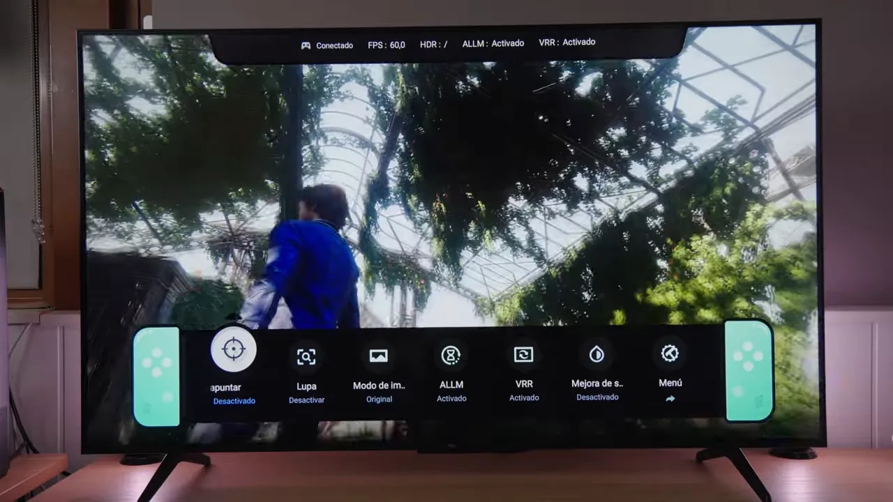 Pantalla de la TCL C6K con barra de juego mostrando ALLM activado y VRR activado