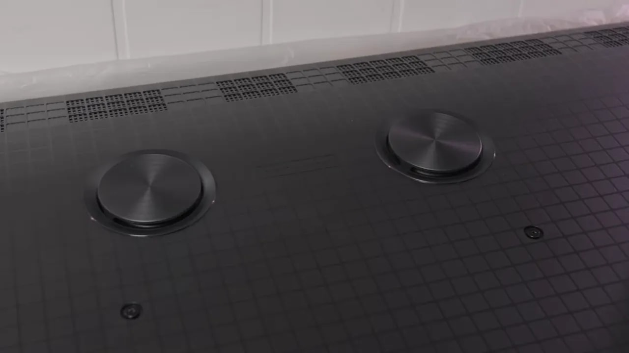 Vista trasera de la TCL C6K con altavoces y rejillas de ventilación