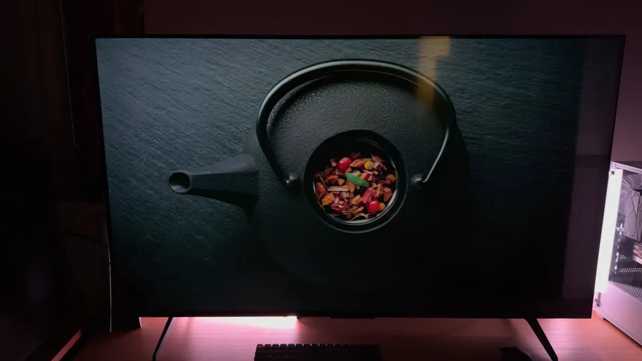 Pantalla TCL C6K mostrando una prueba con texto/objetos y fondo oscuro para evaluar contraste nativo