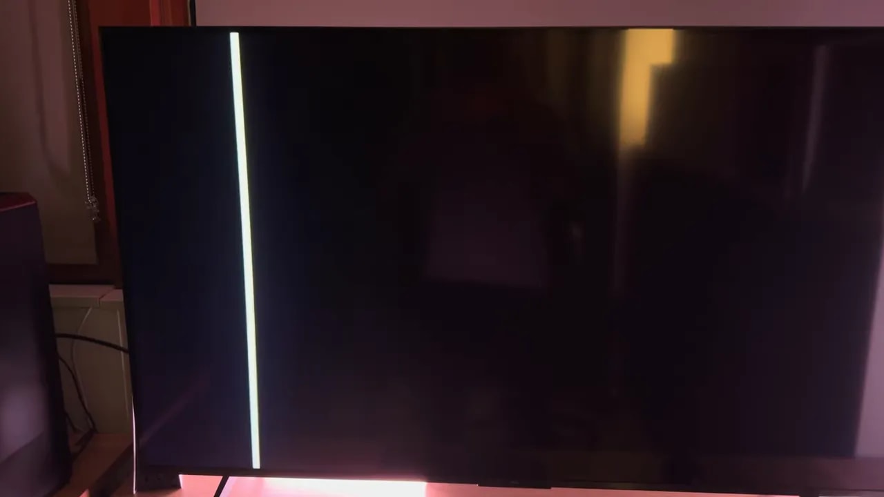 Pantalla de la TCL C6K en escena oscura con barra de luz vertical y control de iluminación local