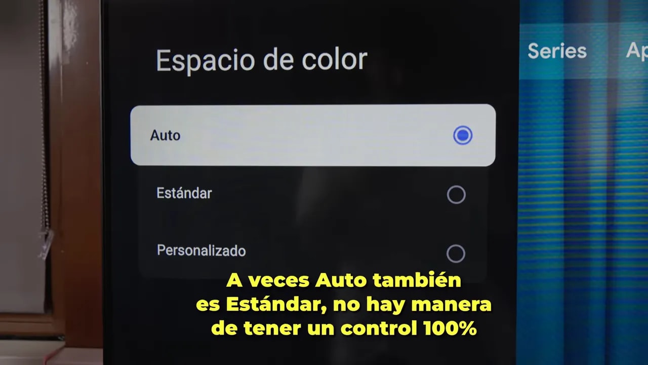 Menú “Espacio de color” en la TCL C6K con opción Auto, Estándar y Personalizado