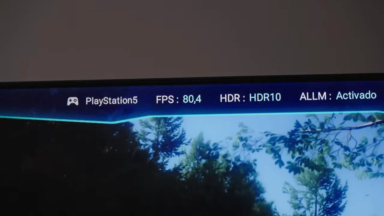 Pantalla del televisor con la barra de juego: PlayStation 5, FPS/refresh en tiempo real, HDR10 y ALLM activado