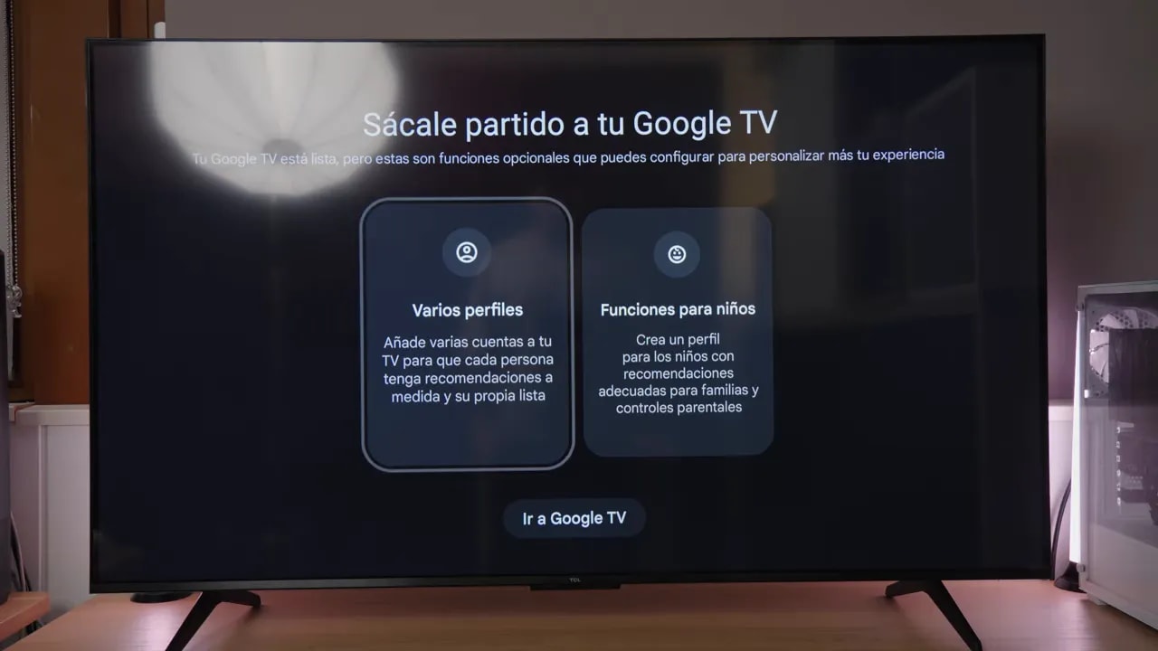 Pantalla de TCL C6K mostrando opciones de Google TV con reflejo en la parte superior izquierda