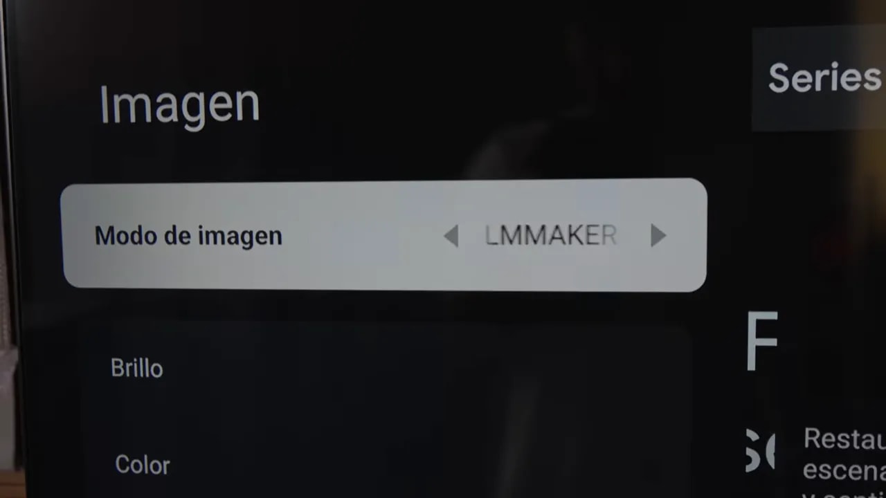 Selector de Modo de imagen Filmmaker en el menú de la TCL C6K con opciones de Brillo y Color