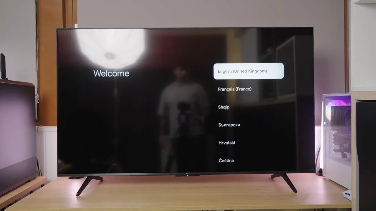 Pantalla de bienvenida de Google TV en la TCL C6K Q6C con selección de idioma