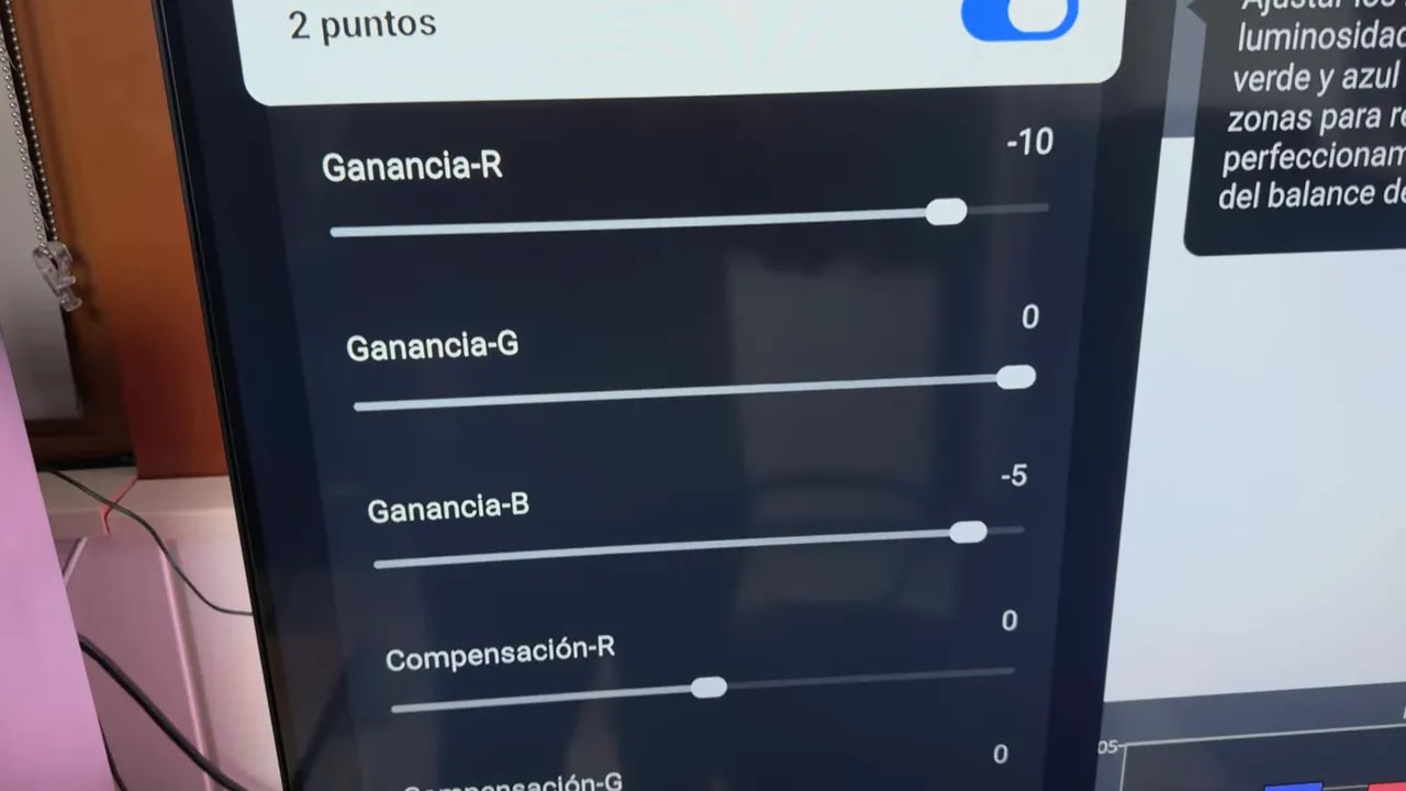 Ajustes de balance de blancos en la TCL C6K Q6C QD MINI REVIEW mostrando deslizadores de ganancia y compensación R, G y B