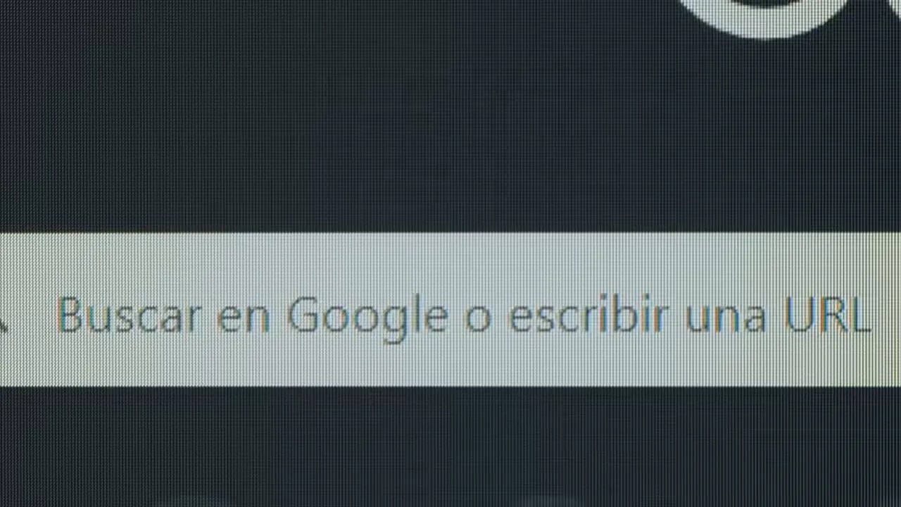 Close-up del texto en pantalla mostrando fringing y posible falta de nitidez en WOLED
