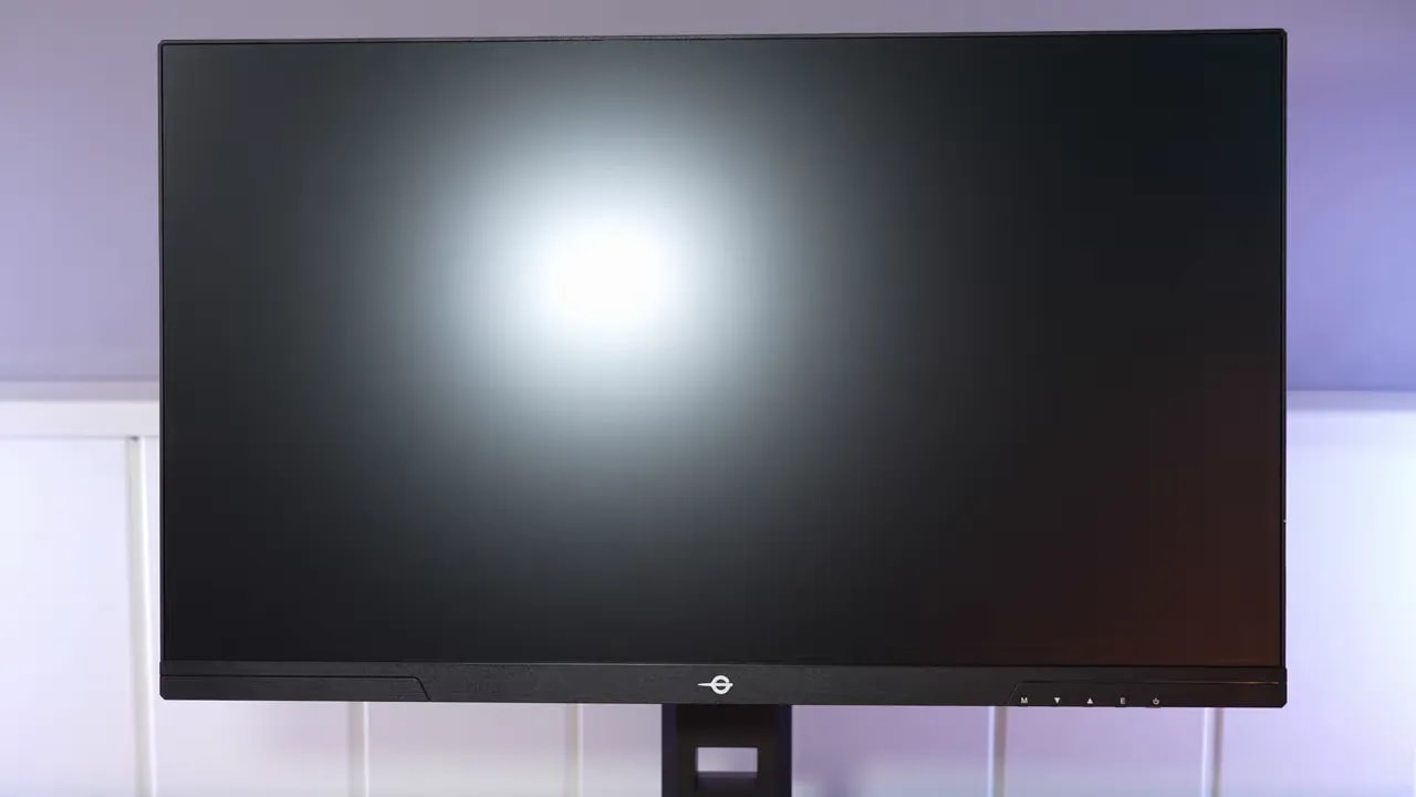 Pantalla del Titan Army P2510S Plus con acabado mate y reflejo de prueba en el escritorio
