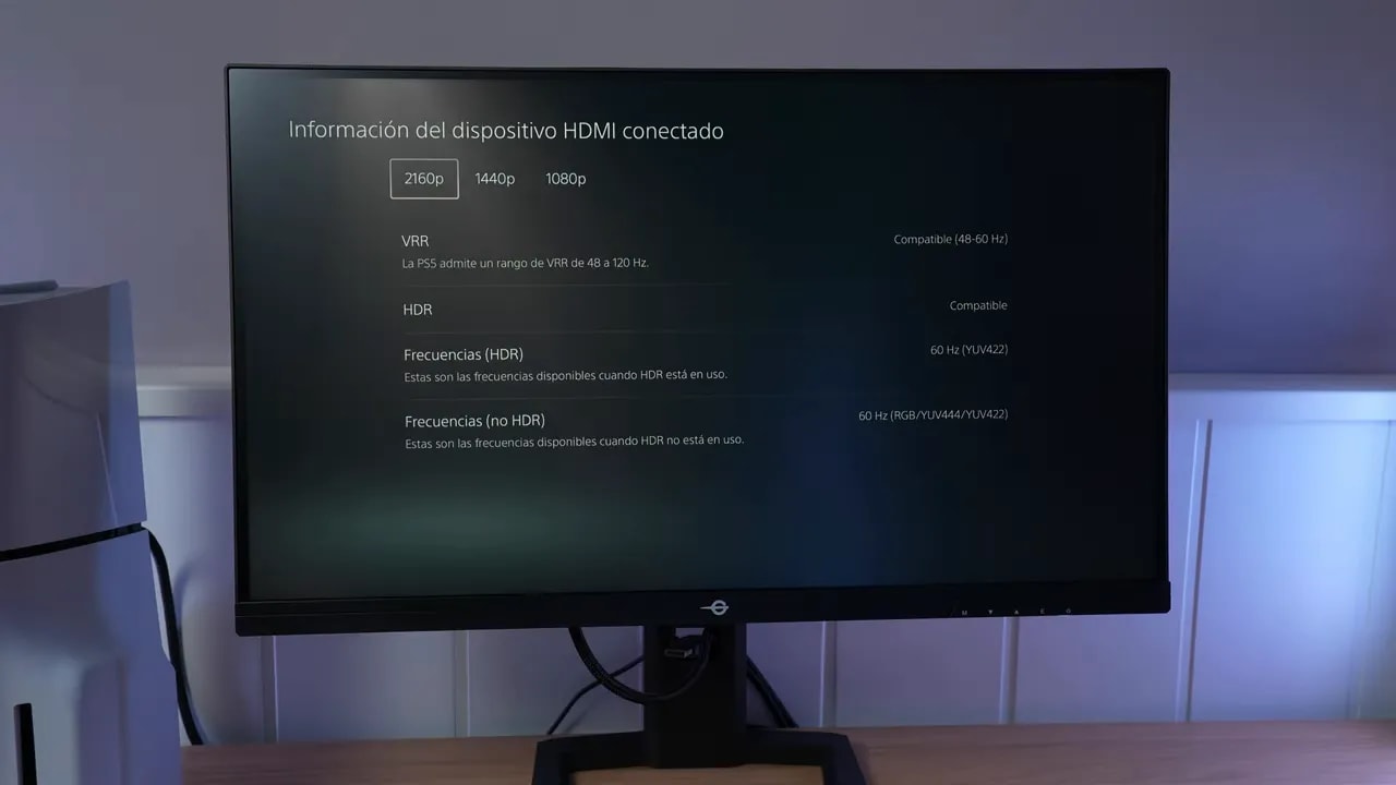 Pantalla del Titan Army P2510S Plus mostrando información HDMI con VRR y HDR para PS5