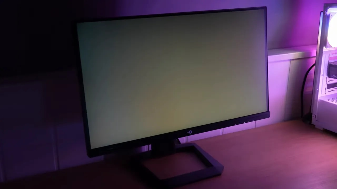 Pantalla del Titan Army P2510S Plus mostrando IPS glow y variaciones de iluminación con fondo oscuro