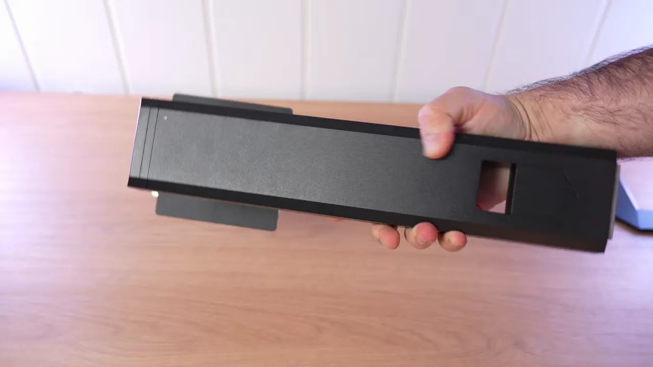 Peana del Titan Army P2510S Plus mostrando el sistema de ajuste y movimiento del soporte