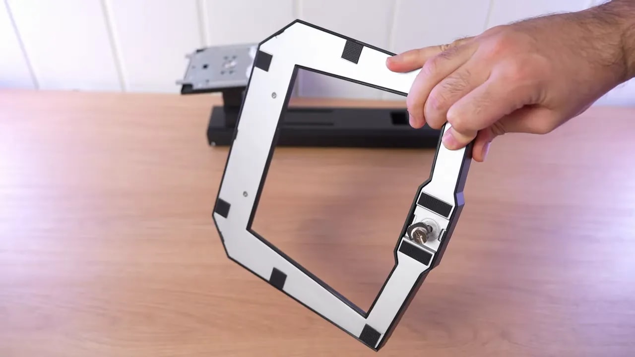 Peana del Titan Army P2510S Plus mostrando el sistema de ajuste y movimiento del soporte