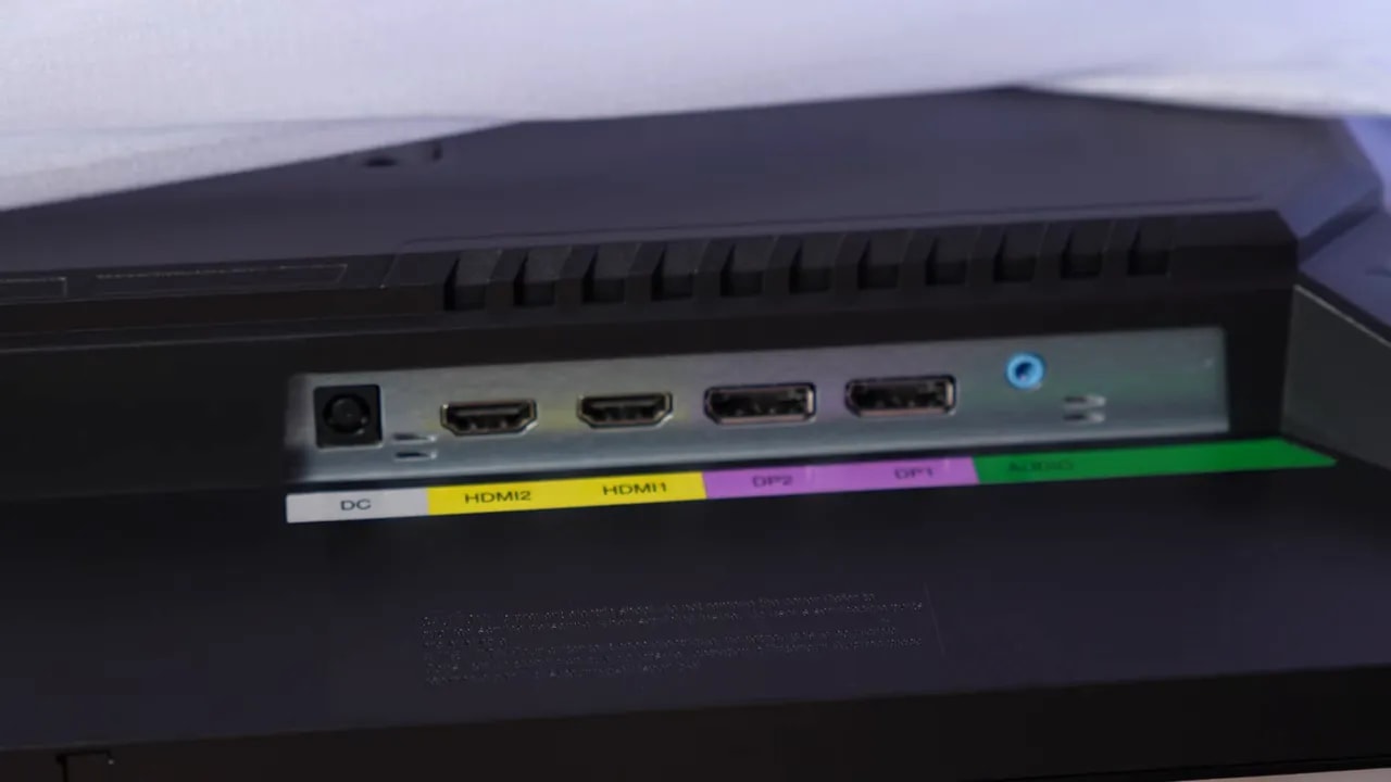 Puertos HDMI y DisplayPort del monitor Titan Army P2510S Plus con jack de audio