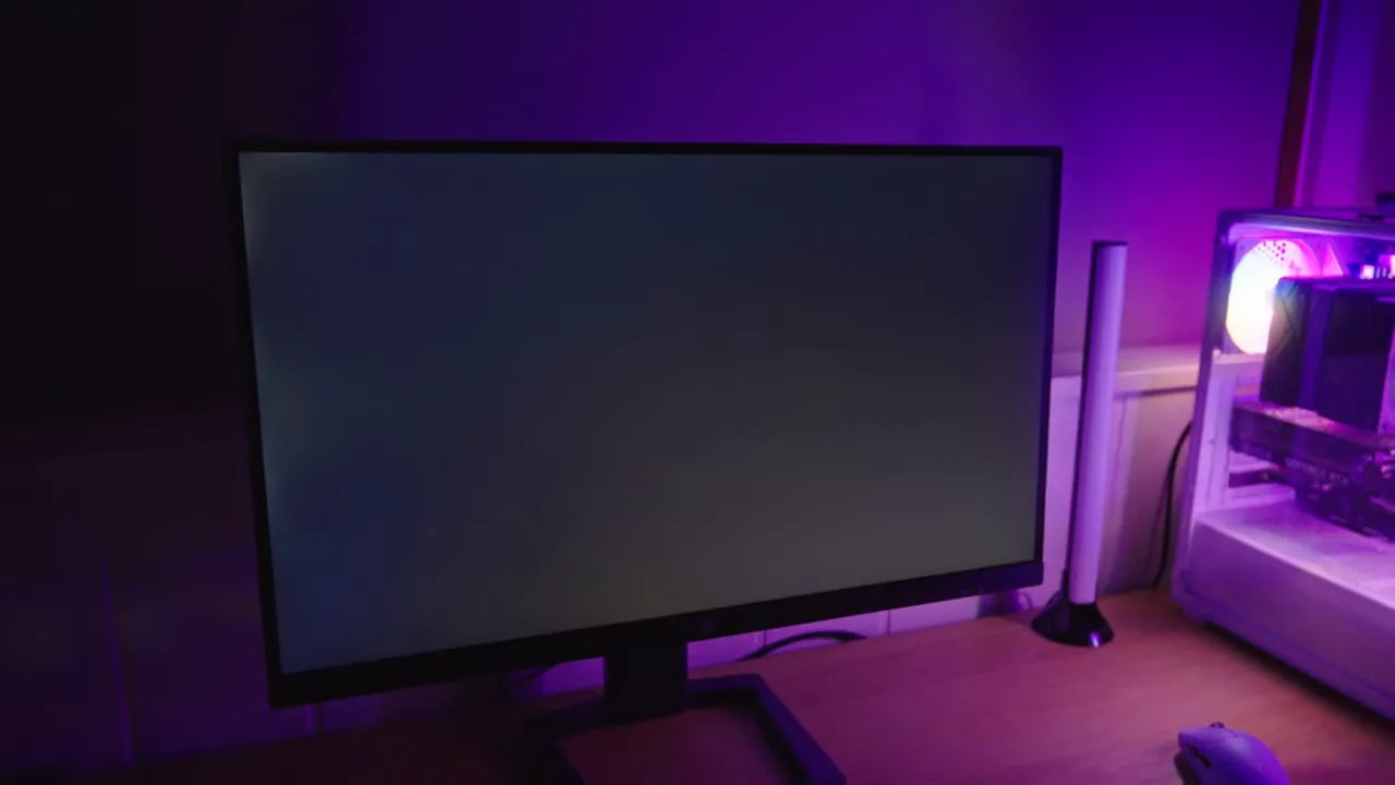 Titan Army P2710S con IPS Glow visible desde un ángulo en la pantalla
