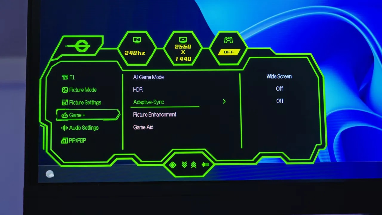 Menú de ajustes de juego del Titan Army P2710S mostrando Adaptive-Sync y opciones de HDR