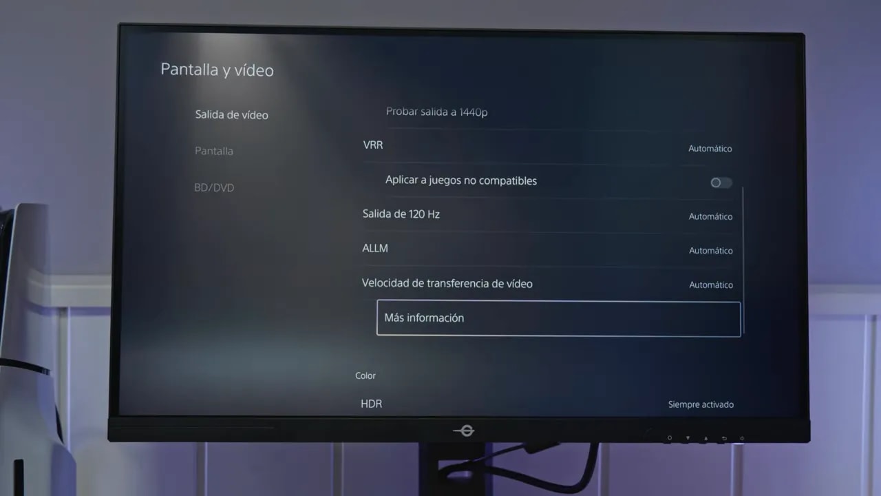 Menú en pantalla del Titan Army P2710S con ajustes de salida de vídeo, VRR y ALLM