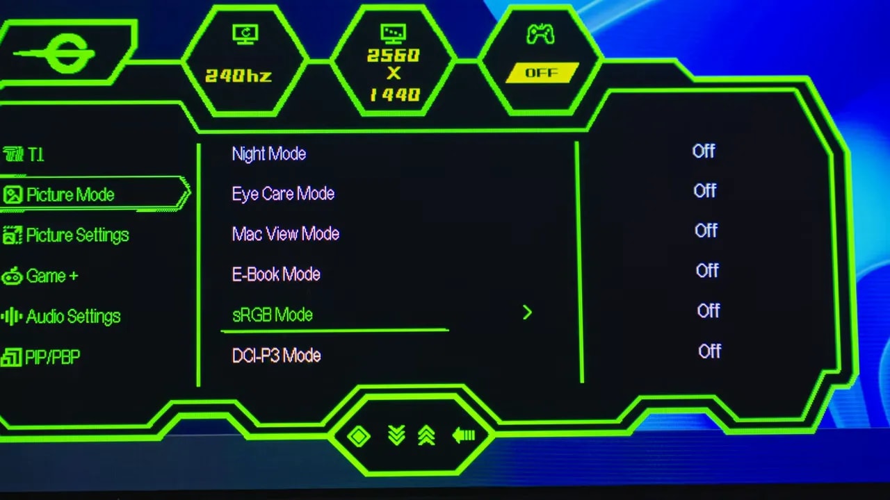 OSD del Titan Army P2710S con modos de imagen y selección de sRGB Mode y DCI-P3 Mode