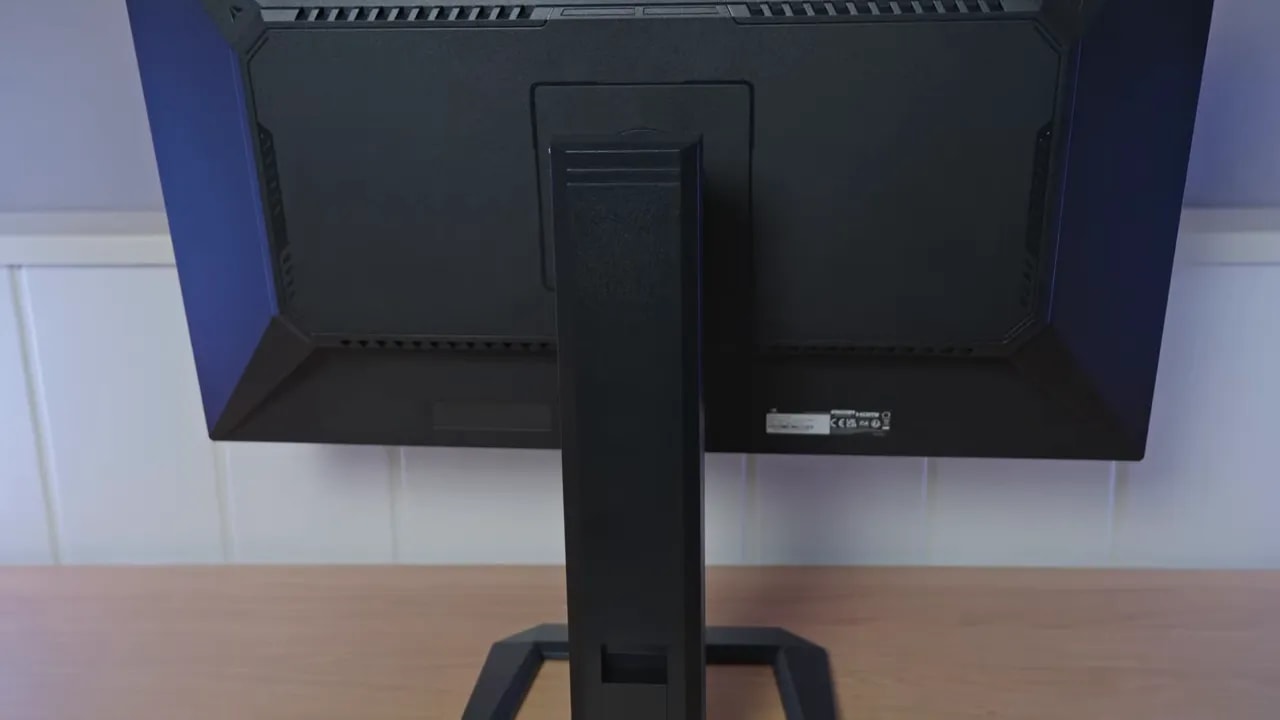 Parte trasera del monitor Titan Army P2710S mostrando la base y el chasis