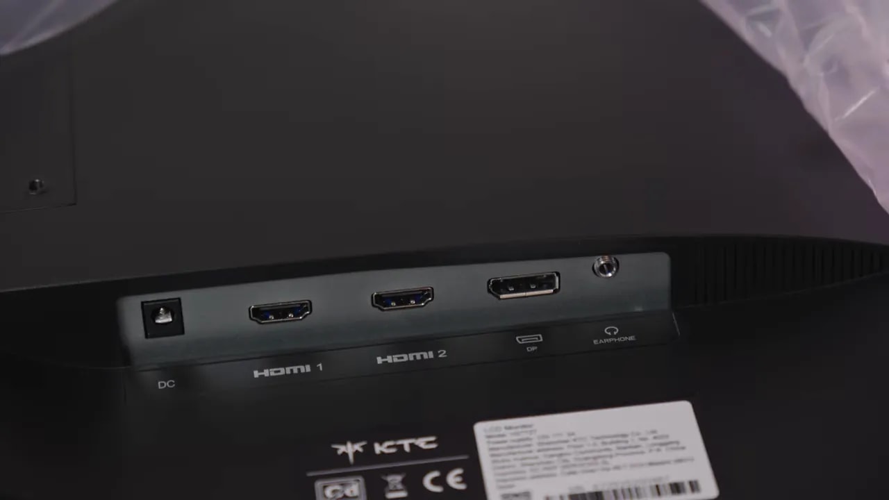 Parte trasera del monitor KTC H27T27 mostrando puertos HDMI y DC