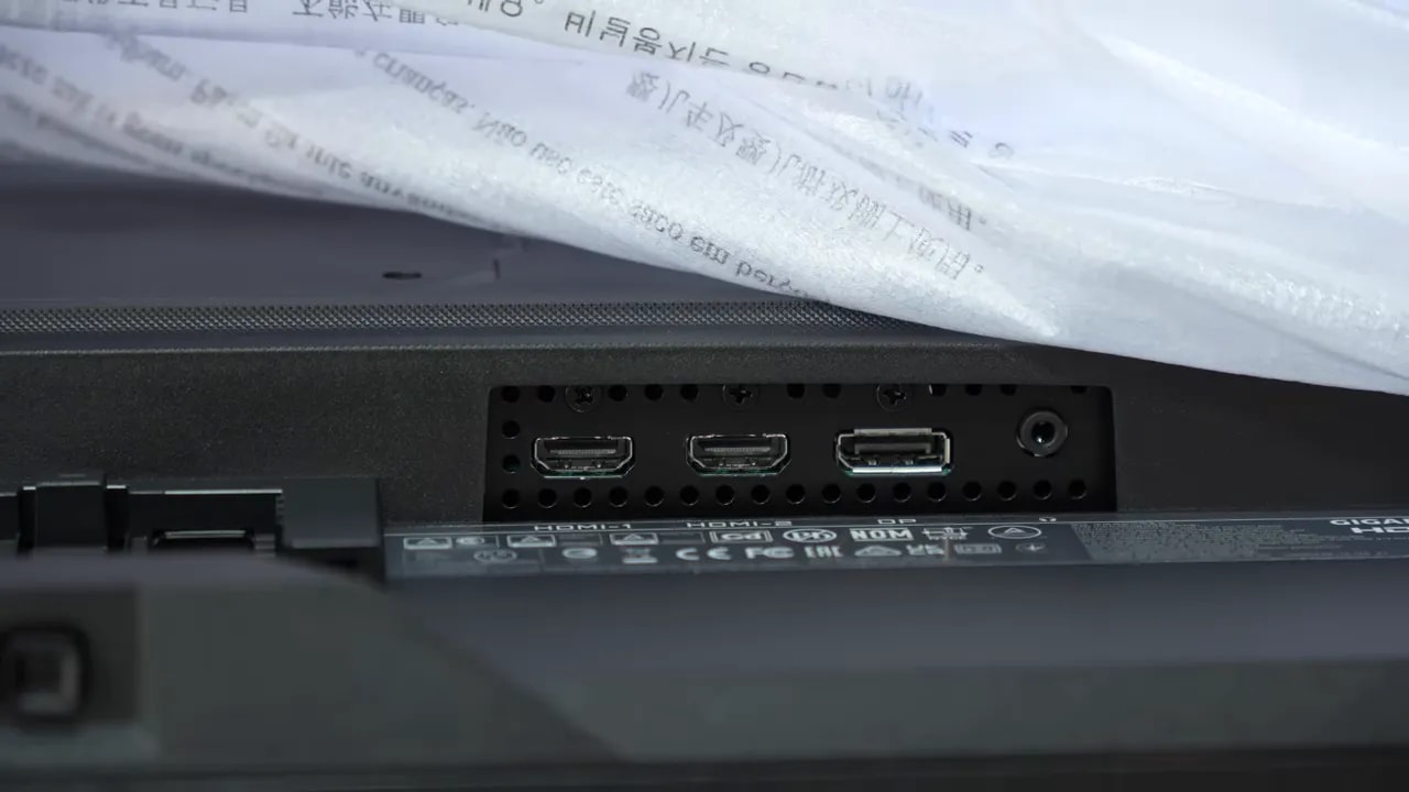 Detalle en primer plano de las conexiones traseras del monitor Gigabyte GS27QA con HDMI y DisplayPort