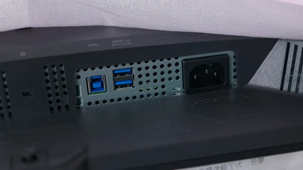 Vista amplia de los puertos traseros HDMI y USB del ASUS ROG XG27AQDMG Gen 2