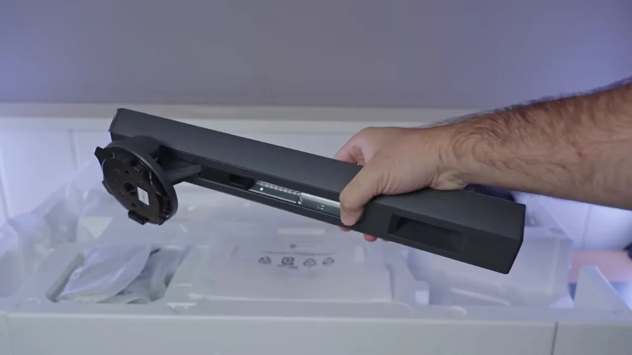 Vista de la base del monitor ASUS ROG con el soporte mostrado sobre la caja