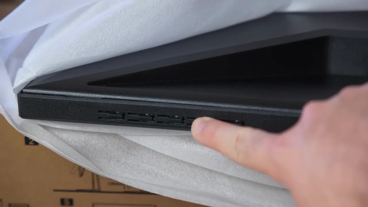 Vista cercana de las conexiones del AOC Q27G4XF mostrando los puertos de vídeo y audio