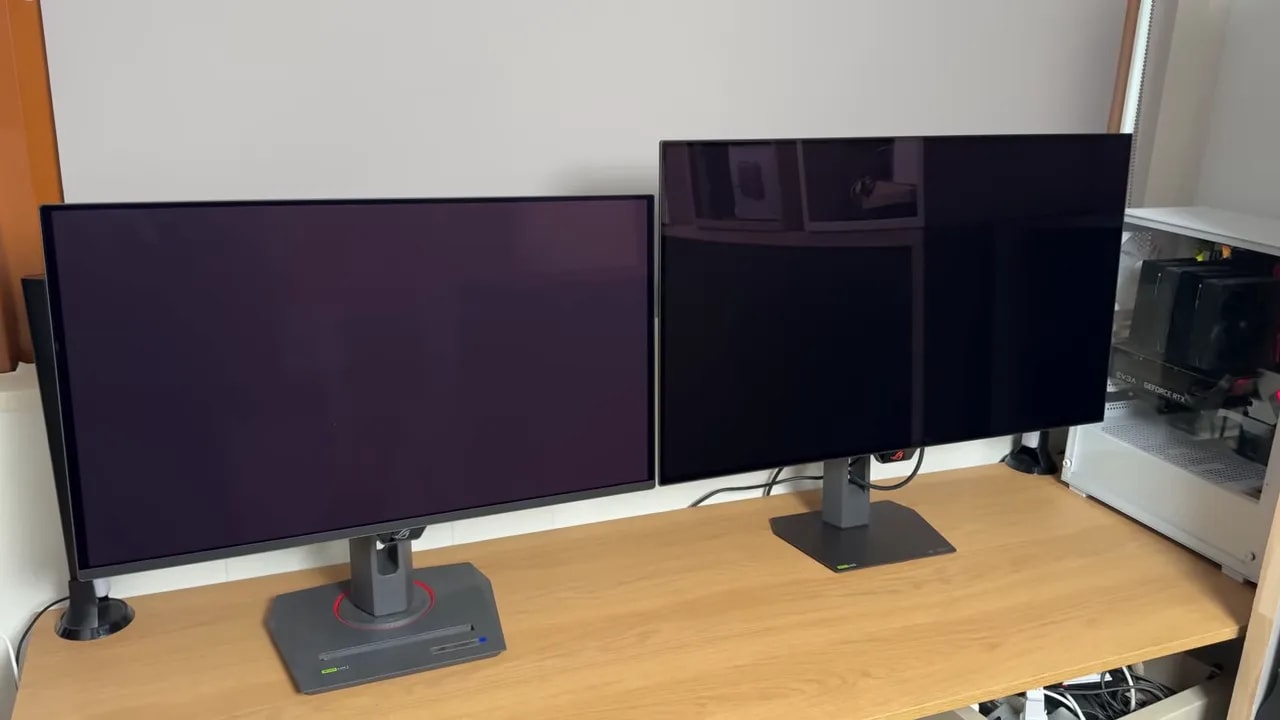 Monitores OLED en escritorio mostrando reflejos y tono del negro con panel WOLED glossy frente a QD-OLED