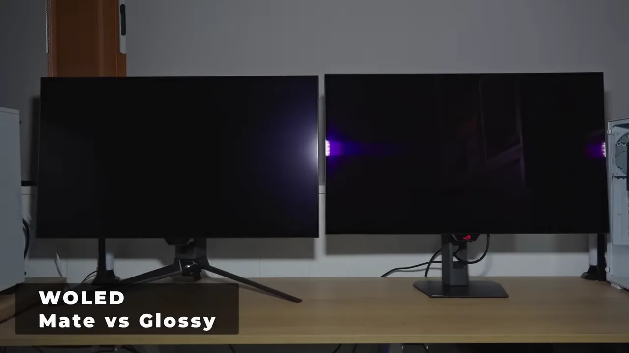 Comparación de dos monitores WOLED mate vs glossy en escritorio, con reflejos visibles