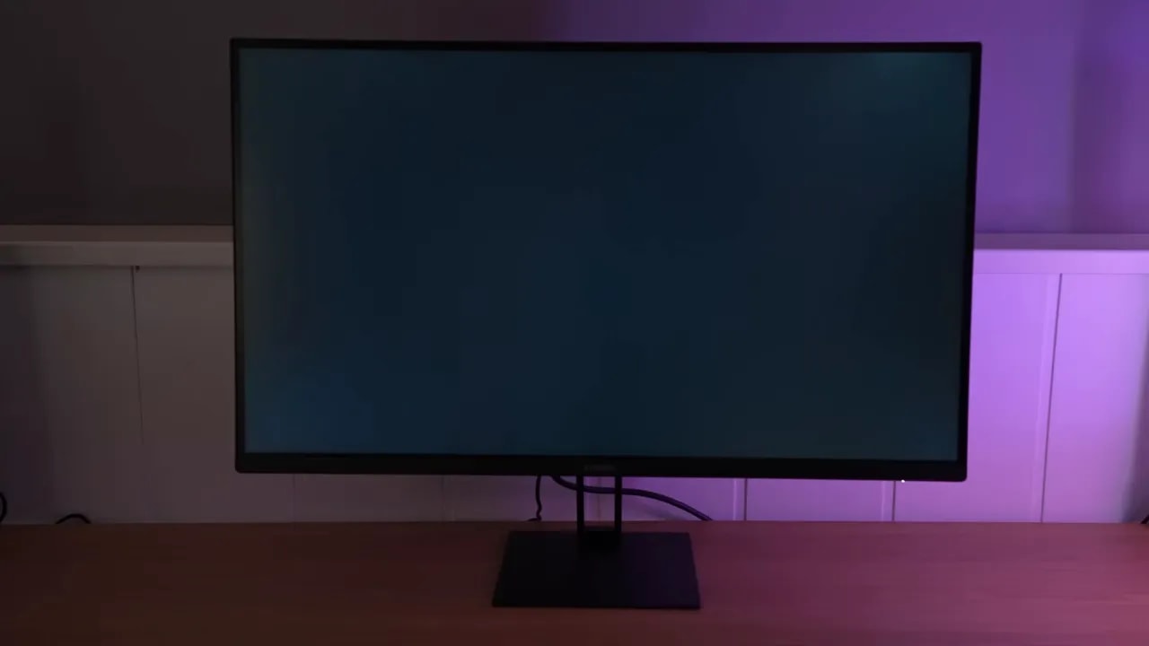 Monitor Xiaomi G27Qi en habitación con luces moradas, mostrando IPS Glow en pantalla