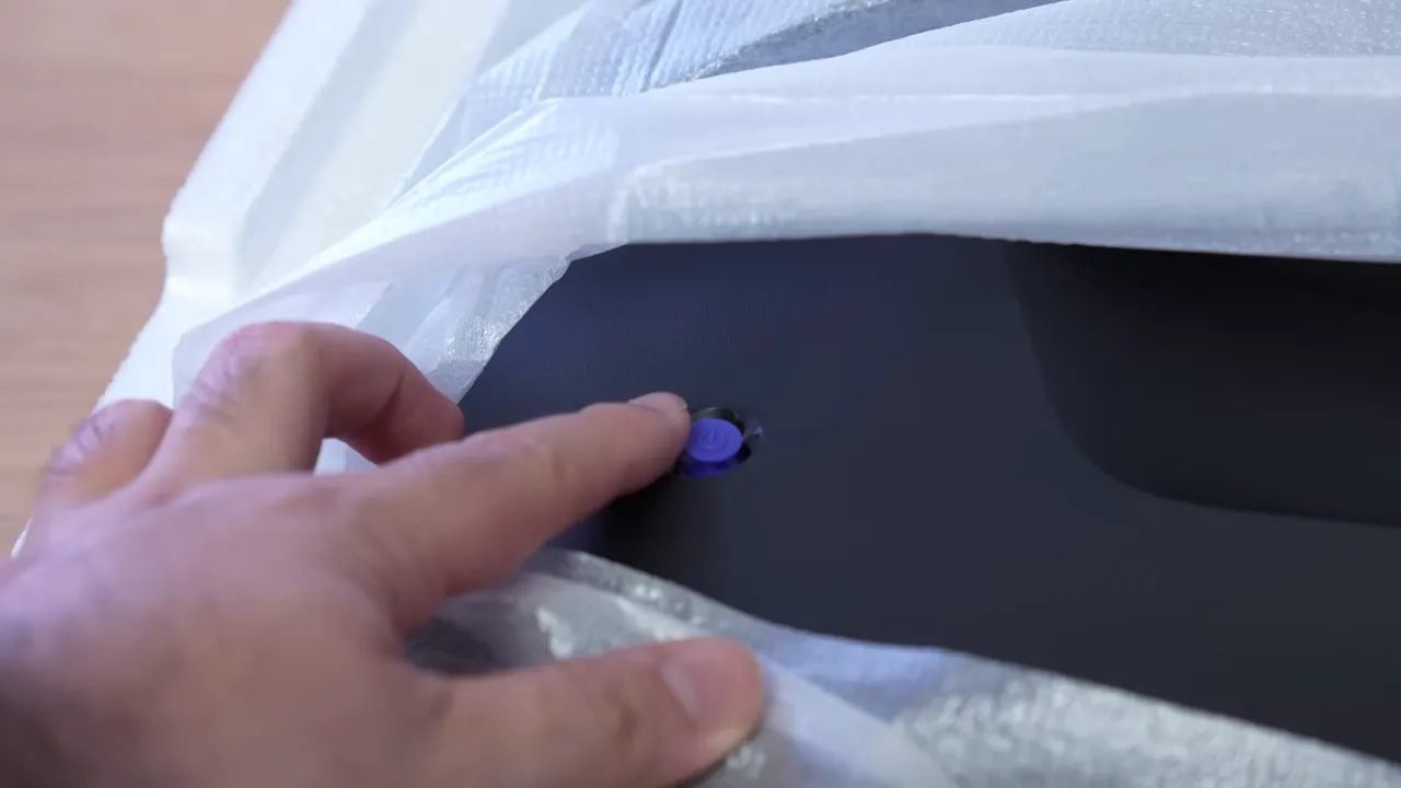 Mano ajustando el joystick del menú OSD en el Xiaomi G27Qi