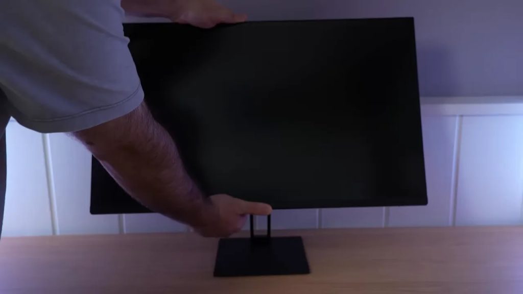 Monitor assembled on its stand