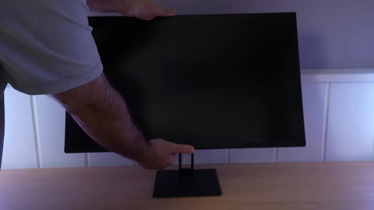 Instalación del panel del monitor Xiaomi G27Qi sobre la peana durante el montaje