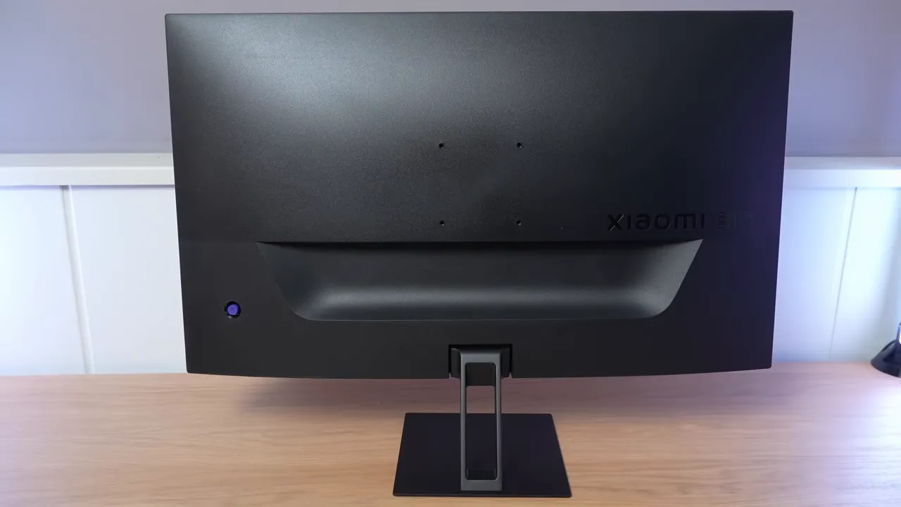 Xiaomi G27Qi con la peana montada y vista trasera del monitor en escritorio