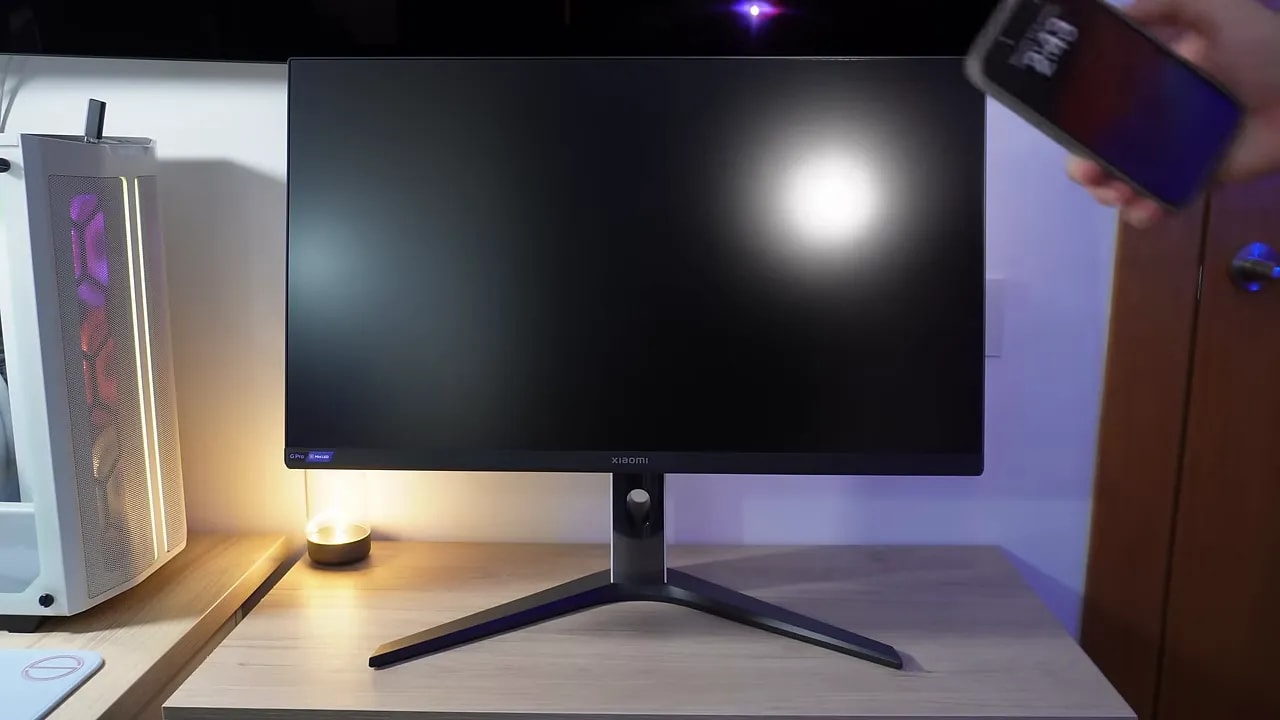 Pantalla del Xiaomi Mini LED G Pro 27i con acabado mate mostrando un brillo alto frente a reflejos