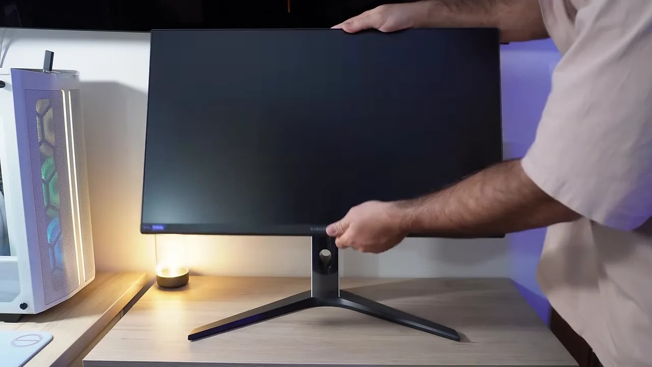 Monitor Xiaomi Mini LED G Pro 27i ajustándose sobre la mesa con la peana y el panel
